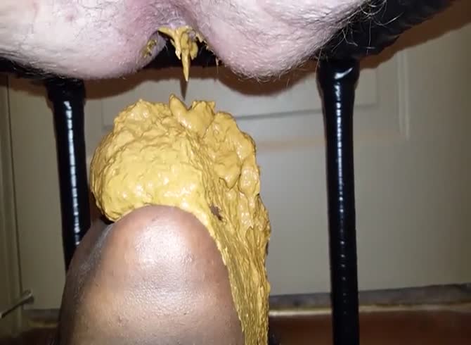 Video :Lady eating the fresh wet poop of hairy ass dude